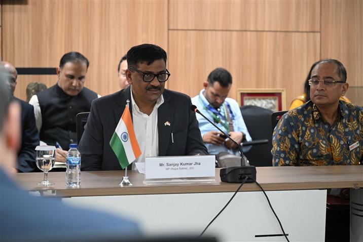 आसियान के महासचिव डॉ. काओ किम होर्न ने आसियान मुख्यालय/आसियान सचिवालय में भारतीय सांसदों के प्रतिनिधिमंडल से शिष्टाचार भेंट की।:Ministry of Information & Broadcasting