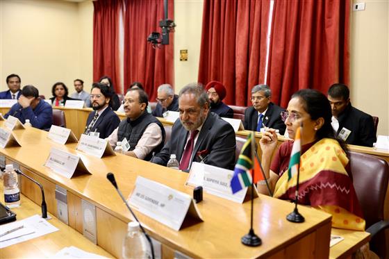सर्वदलीय संसदीय प्रतिनिधिमंडल ने अंतर्राष्ट्रीय संबंध एवं सहयोग संबंधी संसदीय पोर्टफोलियो समिति के अध्यक्ष श्री सुप्रा ओबाकेंग रामोलेत्सी महुमपेलो और समिति के अन्य सदस्यों से मुलाकात की तथा उन्हें ऑपरेशन सिंदूर के बारे में जानकारी प्रदान की।:Ministry of Information & Broadcasting