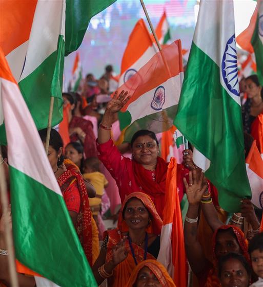 PM receives warm welcome by enthusiastic crowd to attend the Mahila Sashaktikaran Mahasammelan Programme held on the occasion of 300th birth anniversary of Lokmata Devi Ahilya Bai Holkar at Bhopal, in Madhya Pradesh on May 31, 2025.