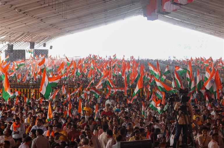 PM receives warm welcome by enthusiastic crowd to attend the Mahila Sashaktikaran Mahasammelan Programme held on the occasion of 300th birth anniversary of Lokmata Devi Ahilya Bai Holkar at Bhopal, in Madhya Pradesh on May 31, 2025.