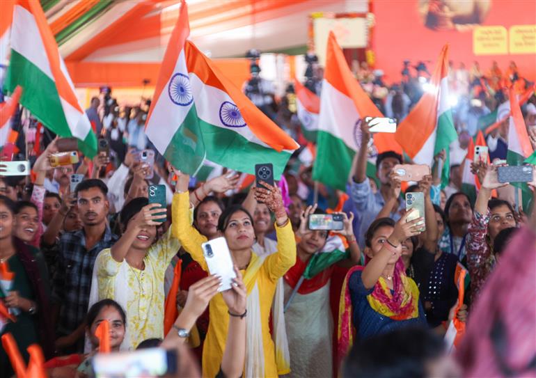 PM receives warm welcome by enthusiastic crowd to attend the Mahila Sashaktikaran Mahasammelan Programme held on the occasion of 300th birth anniversary of Lokmata Devi Ahilya Bai Holkar at Bhopal, in Madhya Pradesh on May 31, 2025.