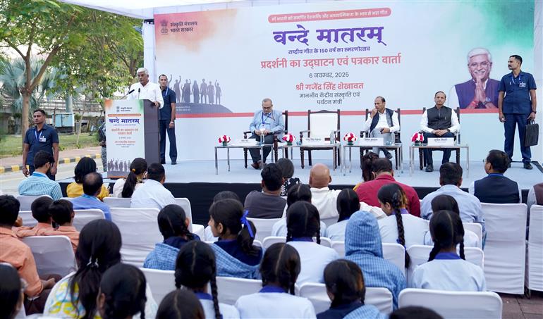 केंद्रीय संस्कृति एवं पर्यटन मंत्री श्री गजेन्द्र सिंह शेखावत 06 नवंबर, 2025 को नई दिल्ली के इंदिरा गांधी इंडोर स्टेडियम में वंदे मातरम प्रदर्शनी के उद्घाटन अवसर पर  संबोधित करते हुए।