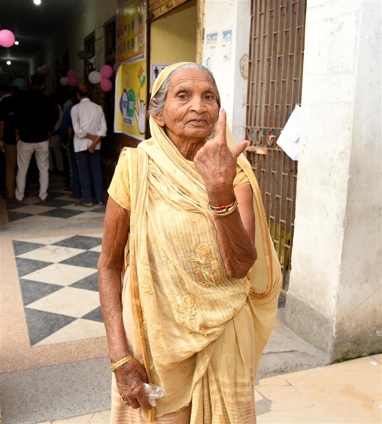 An elderly voter showing mark of indelible ink after casting her vote at a polling booth during the 1st phase of the Bihar Assembly Election 2025 at Patna Sahib in Patna, Bihar on November 06, 2025.