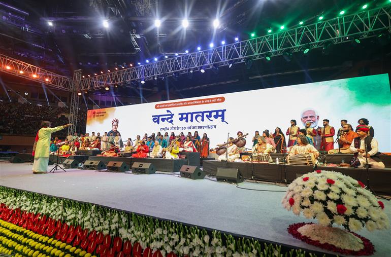 प्रधानमंत्री श्री नरेन्द्र मोदी ने 7 नवंबर 2025 को नई दिल्ली के इंदिरा गांधी इंडोर स्टेडियम में राष्ट्रगीत "वंदे मातरम" के 150 वर्ष पूरे होने के उपलक्ष्य में आयोजित वर्षभर चलने वाले समारोह के उद्घाटन कार्यक्रम में शिरकत की।