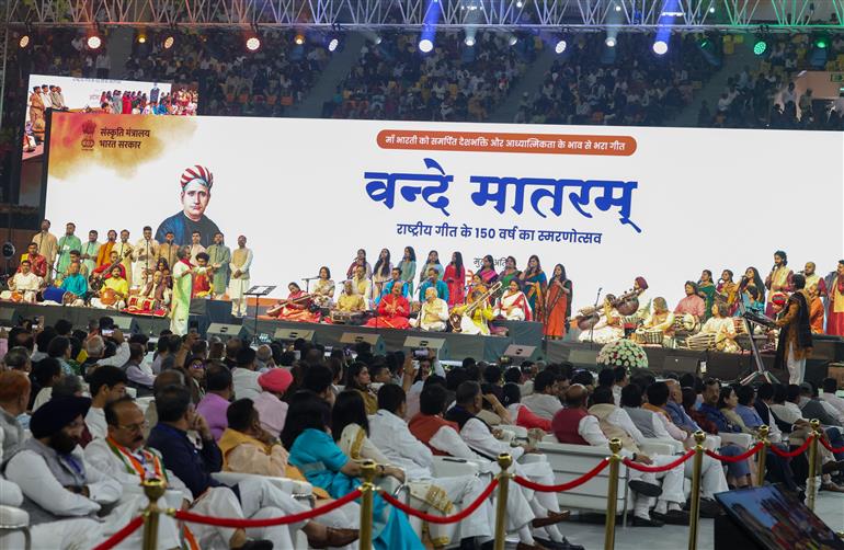 प्रधानमंत्री श्री नरेन्द्र मोदी ने 7 नवंबर 2025 को नई दिल्ली के इंदिरा गांधी इंडोर स्टेडियम में राष्ट्रगीत "वंदे मातरम" के 150 वर्ष पूरे होने के उपलक्ष्य में आयोजित वर्षभर चलने वाले समारोह के उद्घाटन कार्यक्रम में शिरकत की।