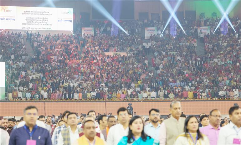प्रधानमंत्री श्री नरेन्द्र मोदी ने 7 नवंबर 2025 को नई दिल्ली के इंदिरा गांधी इंडोर स्टेडियम में राष्ट्रगीत "वंदे मातरम" के 150 वर्ष पूरे होने के उपलक्ष्य में आयोजित वर्षभर चलने वाले समारोह के उद्घाटन कार्यक्रम में शिरकत की।