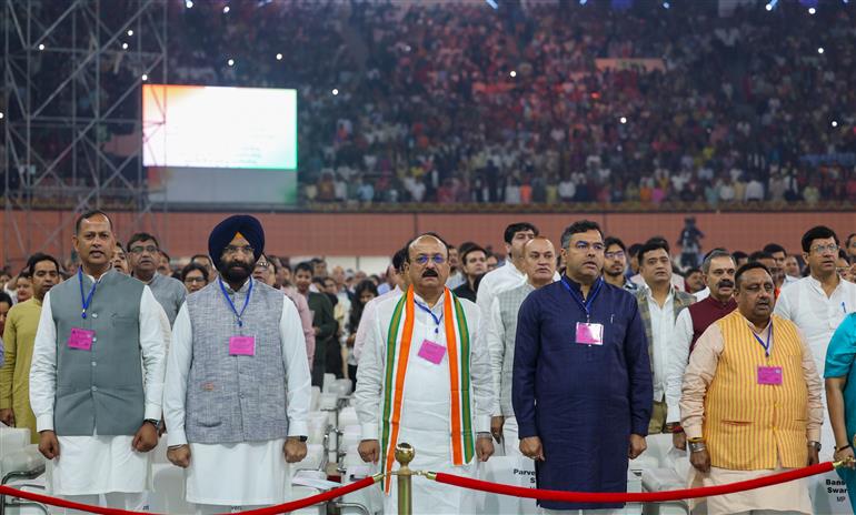 प्रधानमंत्री श्री नरेन्द्र मोदी ने 7 नवंबर 2025 को नई दिल्ली के इंदिरा गांधी इंडोर स्टेडियम में राष्ट्रगीत "वंदे मातरम" के 150 वर्ष पूरे होने के उपलक्ष्य में आयोजित वर्षभर चलने वाले समारोह के उद्घाटन कार्यक्रम में शिरकत की।