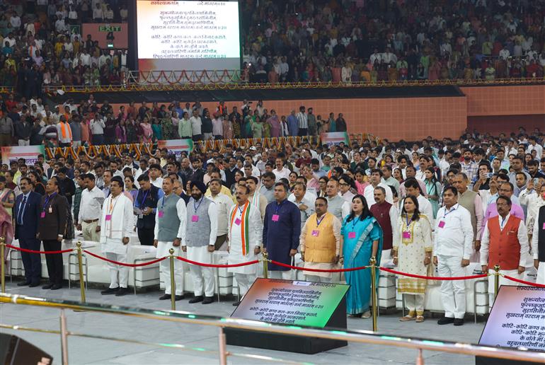 प्रधानमंत्री श्री नरेन्द्र मोदी ने 7 नवंबर 2025 को नई दिल्ली के इंदिरा गांधी इंडोर स्टेडियम में राष्ट्रगीत "वंदे मातरम" के 150 वर्ष पूरे होने के उपलक्ष्य में आयोजित वर्षभर चलने वाले समारोह के उद्घाटन कार्यक्रम में शिरकत की।