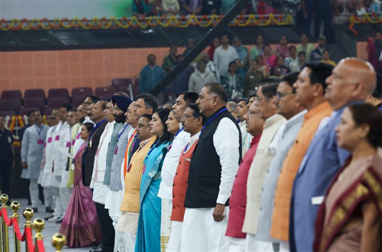 प्रधानमंत्री श्री नरेन्द्र मोदी ने 7 नवंबर 2025 को नई दिल्ली के इंदिरा गांधी इंडोर स्टेडियम में राष्ट्रगीत "वंदे मातरम" के 150 वर्ष पूरे होने के उपलक्ष्य में आयोजित वर्षभर चलने वाले समारोह के उद्घाटन कार्यक्रम में शिरकत की।