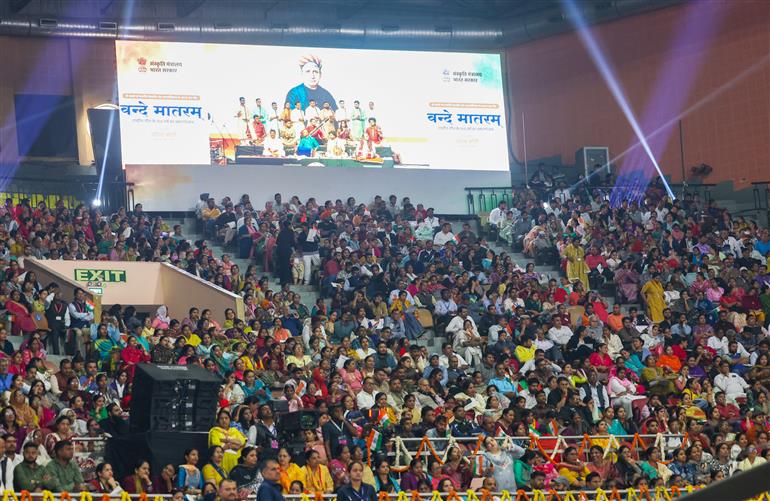 प्रधानमंत्री श्री नरेन्द्र मोदी ने 7 नवंबर 2025 को नई दिल्ली के इंदिरा गांधी इंडोर स्टेडियम में राष्ट्रगीत "वंदे मातरम" के 150 वर्ष पूरे होने के उपलक्ष्य में आयोजित वर्षभर चलने वाले समारोह के उद्घाटन कार्यक्रम में शिरकत की।