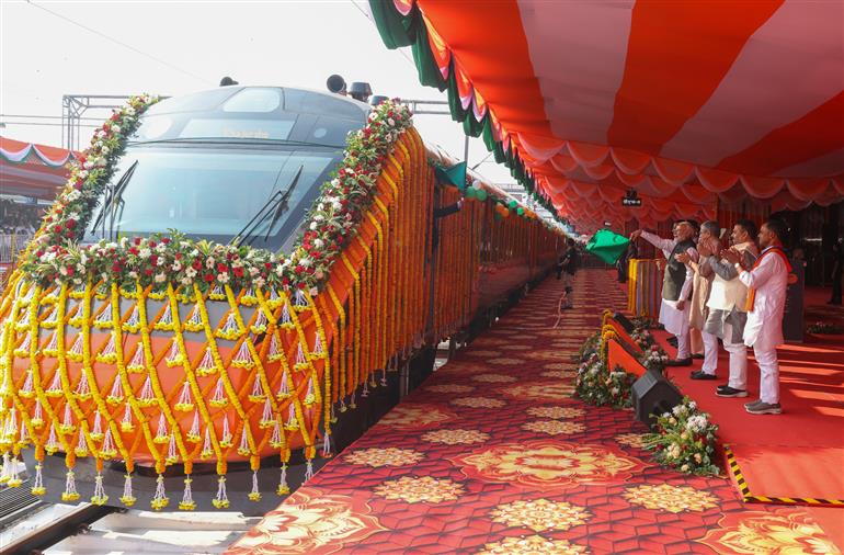 प्रधानमंत्री श्री नरेन्द्र मोदी ने 08 नवंबर, 2025 को उत्तर प्रदेश के वाराणसी में बनारस रेलवे स्टेशन पर चार नई वंदे भारत एक्सप्रेस ट्रेनों को हरी झंडी दिखाकर रवाना किया।