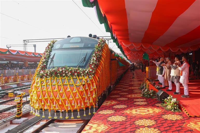 प्रधानमंत्री श्री नरेन्द्र मोदी ने 08 नवंबर, 2025 को उत्तर प्रदेश के वाराणसी में बनारस रेलवे स्टेशन पर चार नई वंदे भारत एक्सप्रेस ट्रेनों को हरी झंडी दिखाकर रवाना किया।