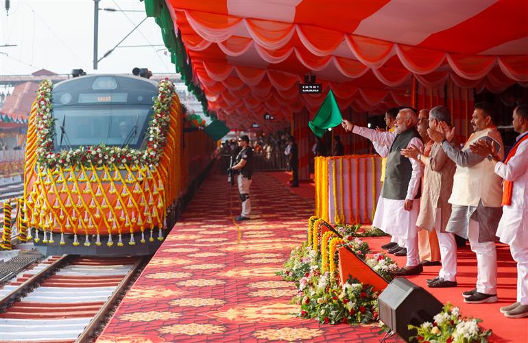 प्रधानमंत्री श्री नरेन्द्र मोदी ने 08 नवंबर, 2025 को उत्तर प्रदेश के वाराणसी में बनारस रेलवे स्टेशन पर चार नई वंदे भारत एक्सप्रेस ट्रेनों को हरी झंडी दिखाकर रवाना किया।