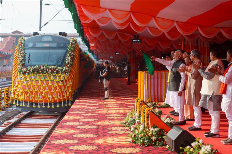 प्रधानमंत्री श्री नरेन्द्र मोदी ने 08 नवंबर, 2025 को उत्तर प्रदेश के वाराणसी में बनारस रेलवे स्टेशन पर चार नई वंदे भारत एक्सप्रेस ट्रेनों को हरी झंडी दिखाकर रवाना किया।