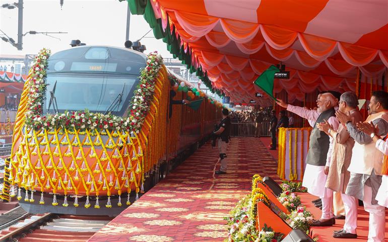 प्रधानमंत्री श्री नरेन्द्र मोदी ने 08 नवंबर, 2025 को उत्तर प्रदेश के वाराणसी में बनारस रेलवे स्टेशन पर चार नई वंदे भारत एक्सप्रेस ट्रेनों को हरी झंडी दिखाकर रवाना किया।