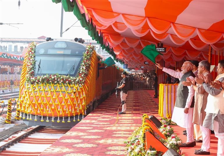 प्रधानमंत्री श्री नरेन्द्र मोदी ने 08 नवंबर, 2025 को उत्तर प्रदेश के वाराणसी में बनारस रेलवे स्टेशन पर चार नई वंदे भारत एक्सप्रेस ट्रेनों को हरी झंडी दिखाकर रवाना किया।