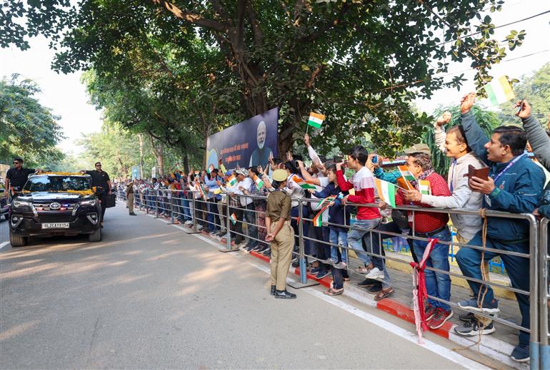 PM receives warm welcome by people at Varanasi, in Uttar Pradesh on November 08, 2025.

