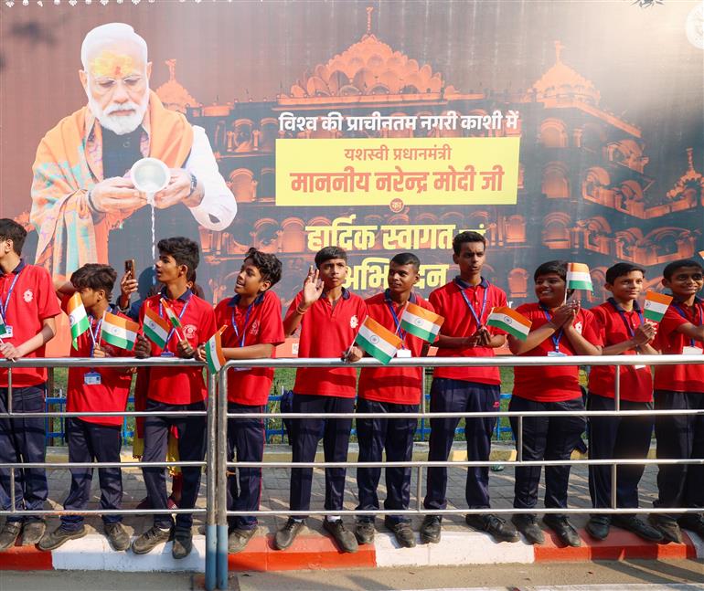 PM receives warm welcome by people at Varanasi, in Uttar Pradesh on November 08, 2025.

