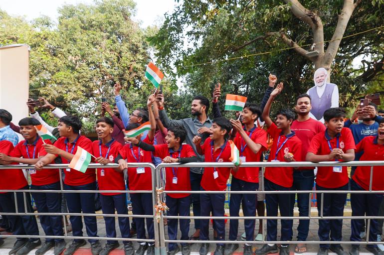 PM receives warm welcome by people at Varanasi, in Uttar Pradesh on November 08, 2025.


