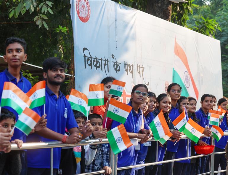 PM receives warm welcome by people at Varanasi, in Uttar Pradesh on November 08, 2025.

