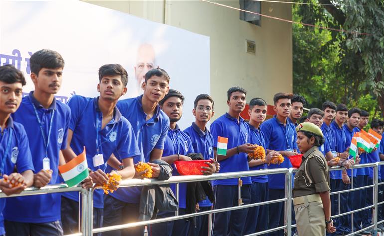 PM receives warm welcome by people at Varanasi, in Uttar Pradesh on November 08, 2025.

