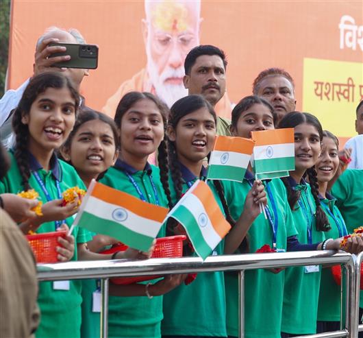 PM receives warm welcome by people at Varanasi, in Uttar Pradesh on November 08, 2025.

