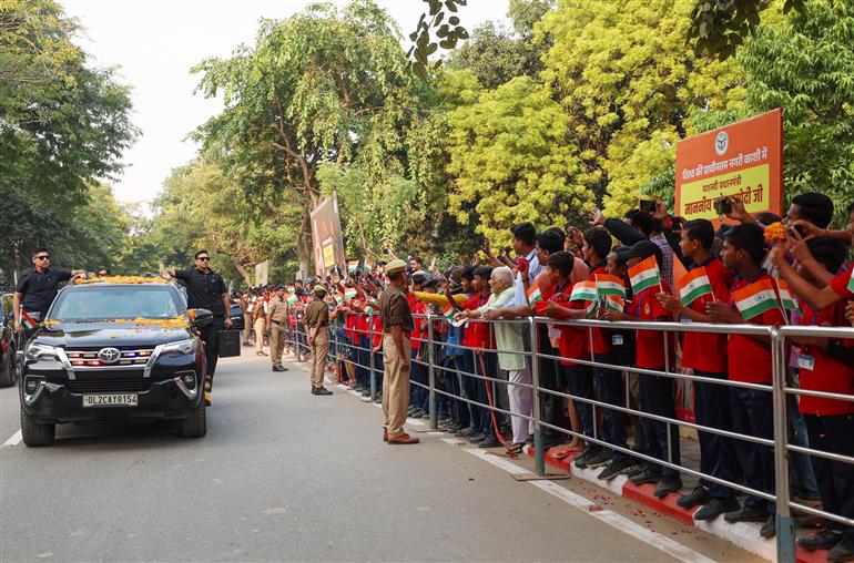 PM receives warm welcome by people at Varanasi, in Uttar Pradesh on November 08, 2025.

