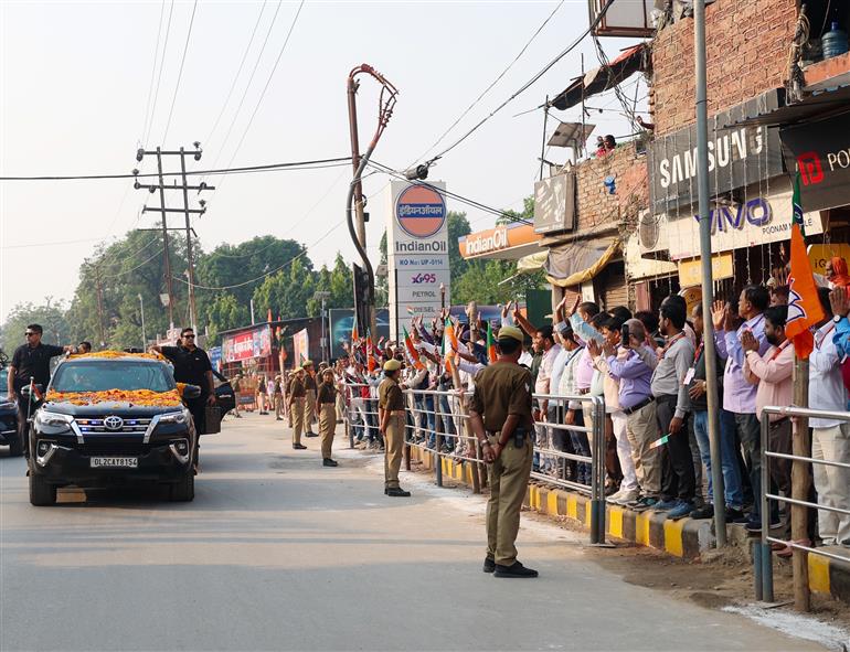 PM receives warm welcome by people at Varanasi, in Uttar Pradesh on November 08, 2025.

