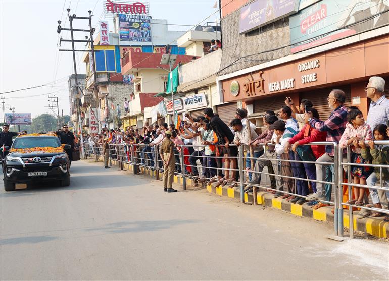 PM receives warm welcome by people at Varanasi, in Uttar Pradesh on November 08, 2025.

