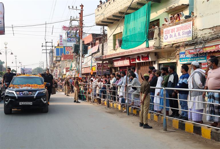 PM receives warm welcome by people at Varanasi, in Uttar Pradesh on November 08, 2025.

