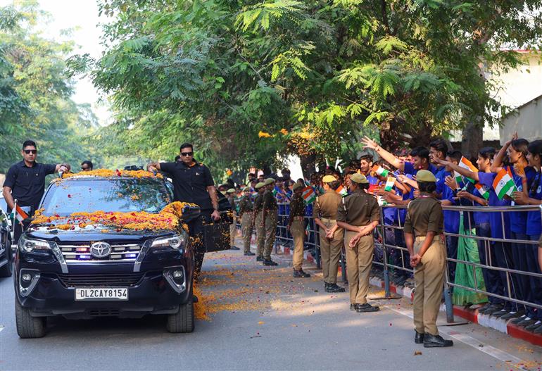 PM receives warm welcome by people at Varanasi, in Uttar Pradesh on November 08, 2025.

