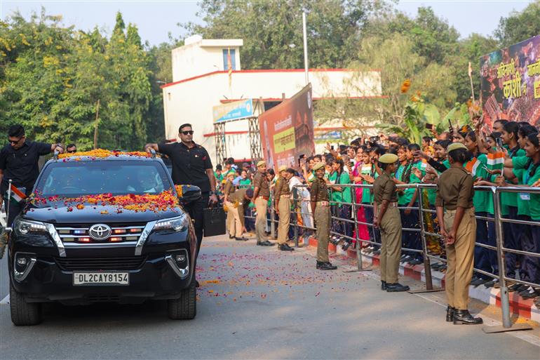 PM receives warm welcome by people at Varanasi, in Uttar Pradesh on November 08, 2025.

