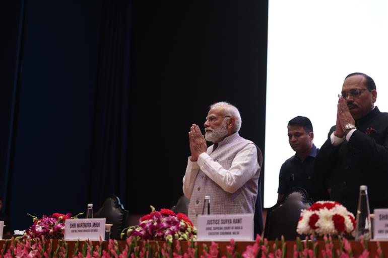 प्रधानमंत्री श्री नरेन्द्र मोदी ने 8 नवंबर, 2025 को नई दिल्ली में सर्वोच्च न्यायालय में “कानूनी सहायता वितरण तंत्र को मजबूत करने” पर आयोजित 20वें राष्ट्रीय सम्मेलन के उद्घाटन समारोह में शिरकत की।