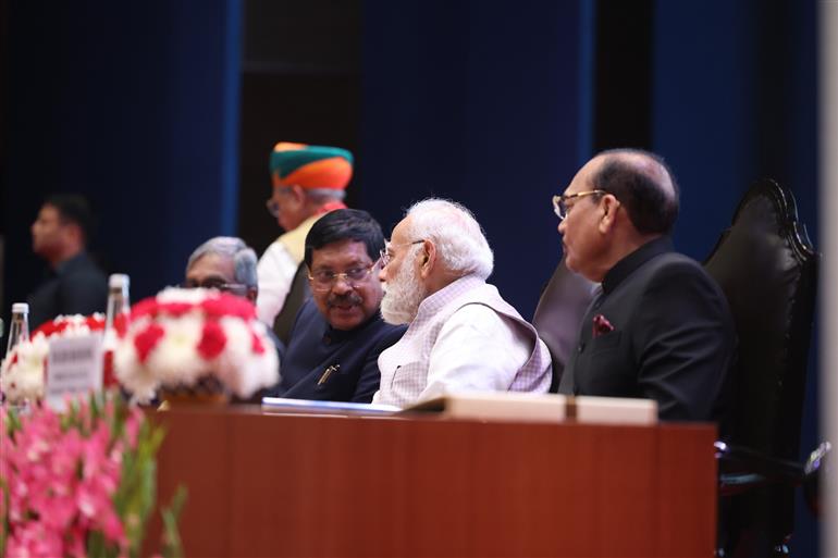 प्रधानमंत्री श्री नरेन्द्र मोदी ने 8 नवंबर, 2025 को नई दिल्ली में सर्वोच्च न्यायालय में “कानूनी सहायता वितरण तंत्र को मजबूत करने” पर आयोजित 20वें राष्ट्रीय सम्मेलन के उद्घाटन समारोह में शिरकत की।