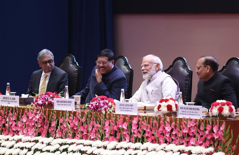 प्रधानमंत्री श्री नरेन्द्र मोदी ने 8 नवंबर, 2025 को नई दिल्ली में सर्वोच्च न्यायालय में “कानूनी सहायता वितरण तंत्र को मजबूत करने” पर आयोजित 20वें राष्ट्रीय सम्मेलन के उद्घाटन समारोह में शिरकत की।