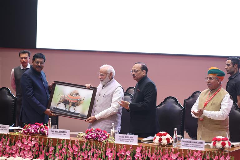 प्रधानमंत्री श्री नरेन्द्र मोदी ने 8 नवंबर, 2025 को नई दिल्ली में सर्वोच्च न्यायालय में “कानूनी सहायता वितरण तंत्र को मजबूत करने” पर आयोजित 20वें राष्ट्रीय सम्मेलन के उद्घाटन समारोह में शिरकत की।