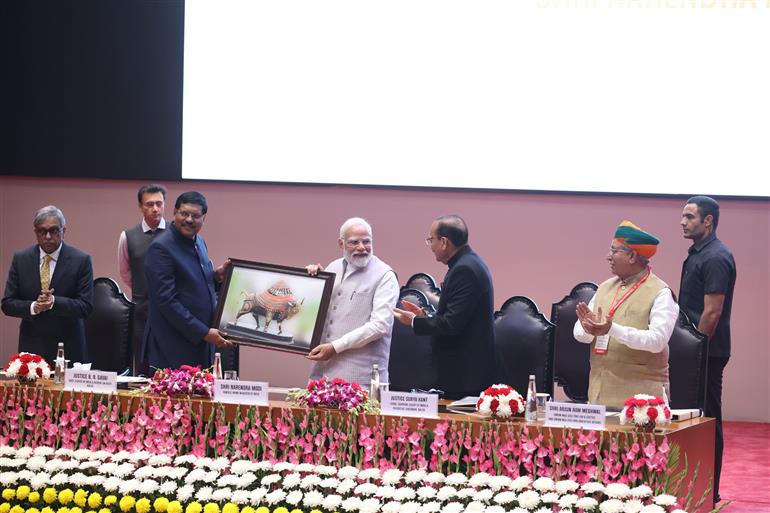 प्रधानमंत्री श्री नरेन्द्र मोदी ने 8 नवंबर, 2025 को नई दिल्ली में सर्वोच्च न्यायालय में “कानूनी सहायता वितरण तंत्र को मजबूत करने” पर आयोजित 20वें राष्ट्रीय सम्मेलन के उद्घाटन समारोह में शिरकत की।