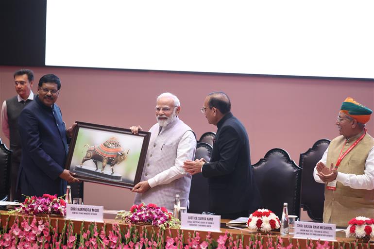 प्रधानमंत्री श्री नरेन्द्र मोदी ने 8 नवंबर, 2025 को नई दिल्ली में सर्वोच्च न्यायालय में “कानूनी सहायता वितरण तंत्र को मजबूत करने” पर आयोजित 20वें राष्ट्रीय सम्मेलन के उद्घाटन समारोह में शिरकत की।