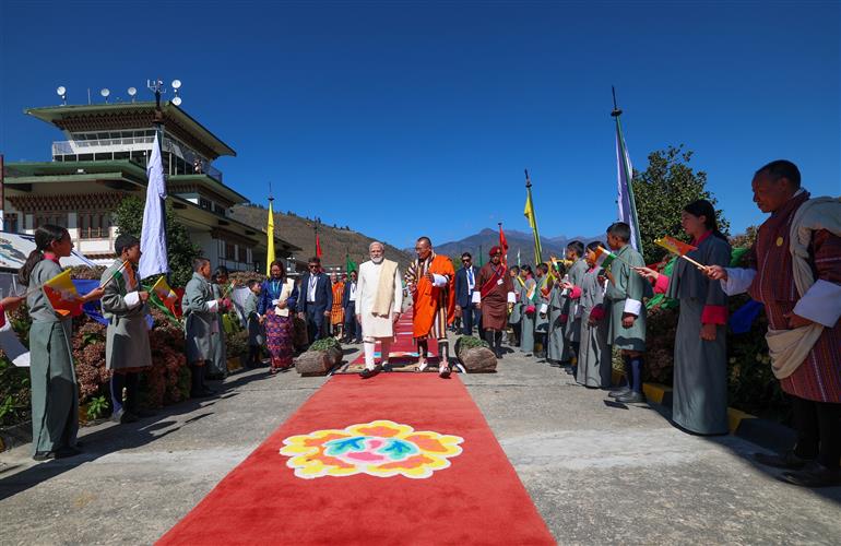 11 नवंबर, 2025 को भूटान हवाई अड्डे पर प्रधानमंत्री श्री नरेन्द्र मोदी का स्वागत करते हुए भूटान के प्रधानमंत्री श्री शेरिंग तोबगे।:Prime Minister's Office 11 नवंबर, 2025 को भूटान हवाई अड्डे पर प्रधानमंत्री श्री नरेन्द्र मोदी का स्वागत करते हुए भूटान के प्रधानमंत्री श्री शेरिंग तोबगे।:Prime Minister