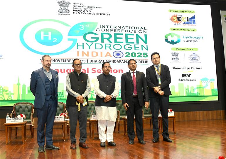 केंद्रीय उपभोक्ता मामले, खाद्य एवं सार्वजनिक वितरण तथा नवीन एवं नवीकरणीय ऊर्जा मंत्री श्री प्रल्हाद जोशी ने 11 नवंबर, 2025 को नई दिल्ली के भारत मंडपम में आयोजित ग्रीन हाइड्रोजन इंडिया-2025 पर तीसरे अंतर्राष्ट्रीय सम्मेलन में शिरकत की।