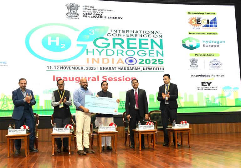 केंद्रीय उपभोक्ता मामले, खाद्य एवं सार्वजनिक वितरण तथा नवीन एवं नवीकरणीय ऊर्जा मंत्री श्री प्रल्हाद जोशी ने 11 नवंबर, 2025 को नई दिल्ली के भारत मंडपम में आयोजित ग्रीन हाइड्रोजन इंडिया-2025 पर तीसरे अंतर्राष्ट्रीय सम्मेलन में शिरकत की।