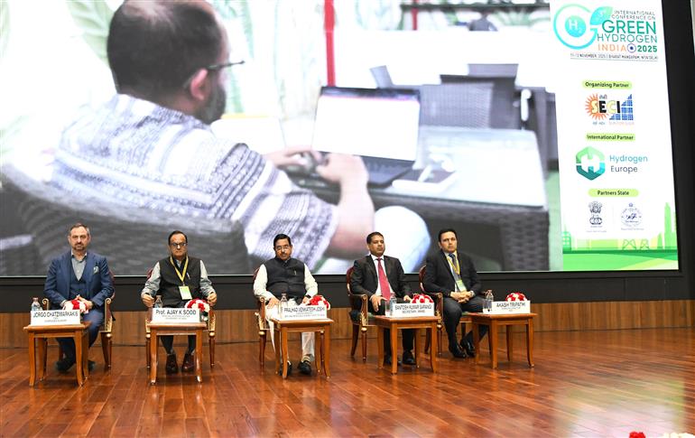 केंद्रीय उपभोक्ता मामले, खाद्य एवं सार्वजनिक वितरण तथा नवीन एवं नवीकरणीय ऊर्जा मंत्री श्री प्रल्हाद जोशी ने 11 नवंबर, 2025 को नई दिल्ली के भारत मंडपम में आयोजित ग्रीन हाइड्रोजन इंडिया-2025 पर तीसरे अंतर्राष्ट्रीय सम्मेलन में शिरकत की।