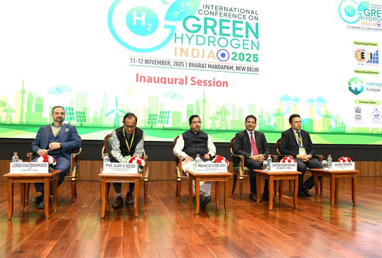 केंद्रीय उपभोक्ता मामले, खाद्य एवं सार्वजनिक वितरण तथा नवीन एवं नवीकरणीय ऊर्जा मंत्री श्री प्रल्हाद जोशी ने 11 नवंबर, 2025 को नई दिल्ली के भारत मंडपम में आयोजित ग्रीन हाइड्रोजन इंडिया-2025 पर तीसरे अंतर्राष्ट्रीय सम्मेलन में शिरकत की।