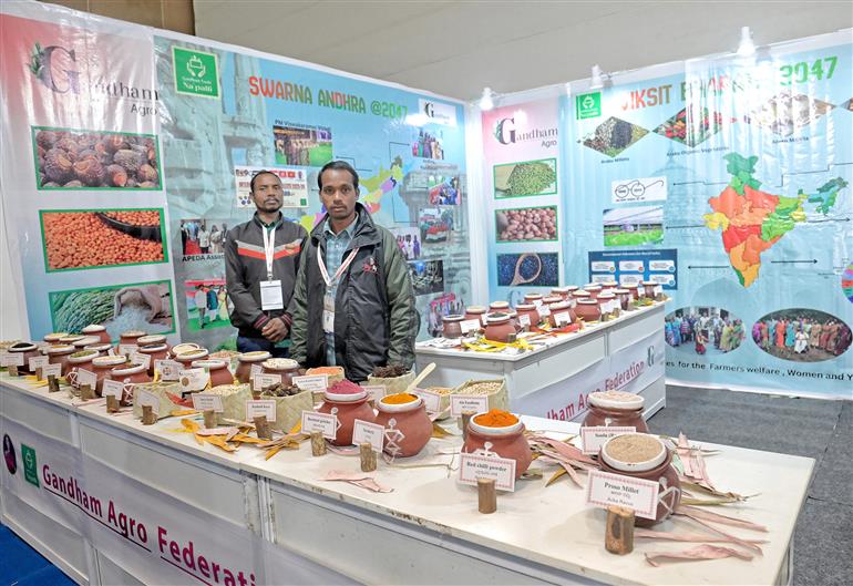 12 नवंबर, 2025 को नई दिल्ली में जनजातीय व्यापार सम्मेलन 2025 के दौरान आयोजित प्रदर्शनी की झलकियाँ।