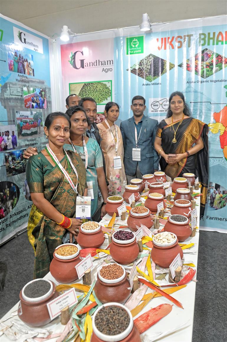 12 नवंबर, 2025 को नई दिल्ली में जनजातीय व्यापार सम्मेलन 2025 के दौरान आयोजित प्रदर्शनी की झलकियाँ।