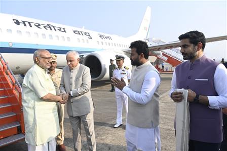 भारत के उपराष्ट्रपति और राज्यसभा के सभापति श्री सी. पी. राधाकृष्णन का 14 नवंबर, 2025 को विशाखापत्तनम, आंध्र प्रदेश पहुंचने पर आंध्र प्रदेश के राज्यपाल श्री एस. अब्दुल नजीर, केंद्रीय नागरिक उड्डयन मंत्री श्री किंजरापु राम मोहन नायडू, आंध्र प्रदेश विधानसभा के अध्यक्ष श्री चिंताकयाला अय्याना पात्रुडु और आंध्र प्रदेश सरकार के मानव संसाधन विकास, सूचना प्रौद्योगिकी, इलेक्ट्रॉनिक्स और संचार मंत्री श्री नारा लोकेश और अन्य गणमान्य लोगों द्वारा गर्मजोशी से स्वागत किया गया।