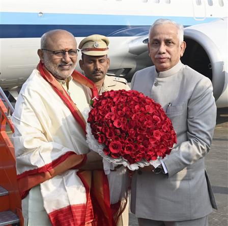 भारत के उपराष्ट्रपति और राज्यसभा के सभापति श्री सी. पी. राधाकृष्णन का 14 नवंबर, 2025 को विशाखापत्तनम, आंध्र प्रदेश पहुंचने पर आंध्र प्रदेश के राज्यपाल श्री एस. अब्दुल नजीर, केंद्रीय नागरिक उड्डयन मंत्री श्री किंजरापु राम मोहन नायडू, आंध्र प्रदेश विधानसभा के अध्यक्ष श्री चिंताकयाला अय्याना पात्रुडु और आंध्र प्रदेश सरकार के मानव संसाधन विकास, सूचना प्रौद्योगिकी, इलेक्ट्रॉनिक्स और संचार मंत्री श्री नारा लोकेश और अन्य गणमान्य लोगों द्वारा गर्मजोशी से स्वागत किया गया।