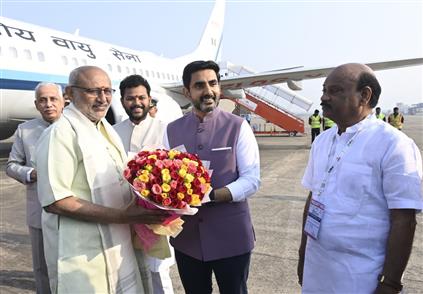 भारत के उपराष्ट्रपति और राज्यसभा के सभापति श्री सी. पी. राधाकृष्णन का 14 नवंबर, 2025 को विशाखापत्तनम, आंध्र प्रदेश पहुंचने पर आंध्र प्रदेश के राज्यपाल श्री एस. अब्दुल नजीर, केंद्रीय नागरिक उड्डयन मंत्री श्री किंजरापु राम मोहन नायडू, आंध्र प्रदेश विधानसभा के अध्यक्ष श्री चिंताकयाला अय्याना पात्रुडु और आंध्र प्रदेश सरकार के मानव संसाधन विकास, सूचना प्रौद्योगिकी, इलेक्ट्रॉनिक्स और संचार मंत्री श्री नारा लोकेश और अन्य गणमान्य लोगों द्वारा गर्मजोशी से स्वागत किया गया।