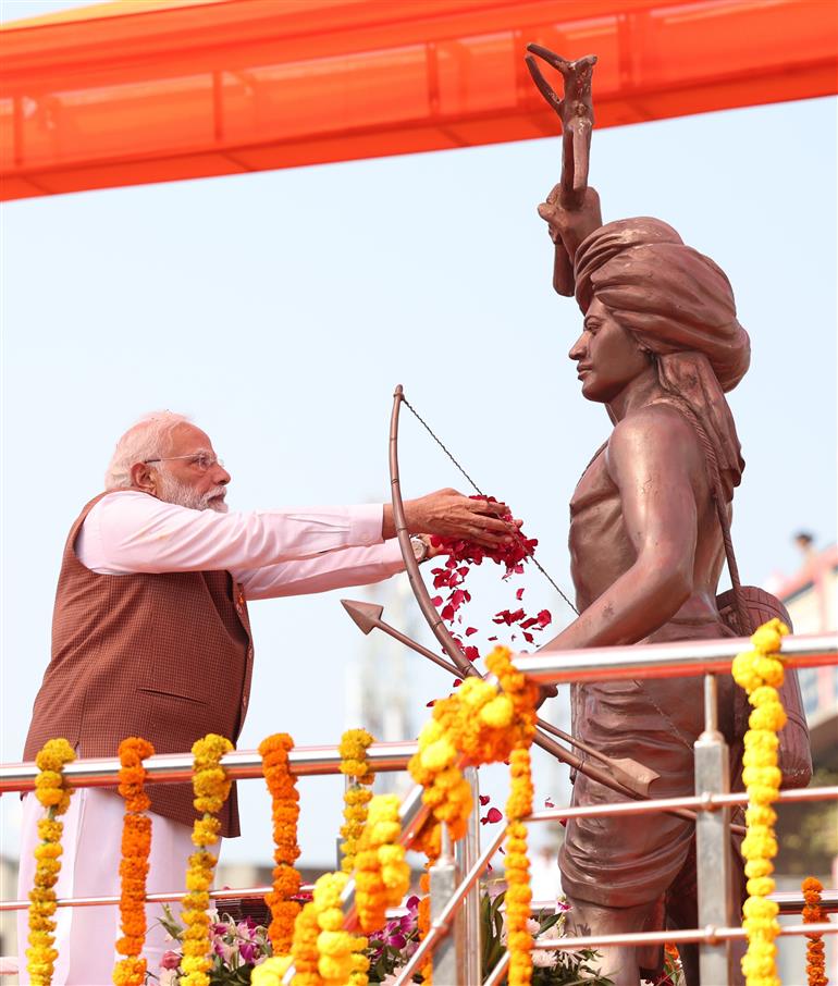PM pays floral tribute to Bhagwan Birsa Munda on his 150th birth anniversary at Narmada, in Gujarat on November 15, 2025.