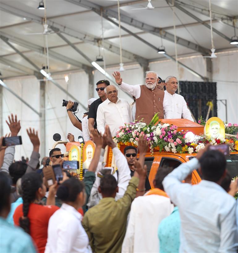 PM receives warm welcome by people during the inauguration and laying the foundation stone of development projects at Narmada, in Gujarat on November 15, 2025.